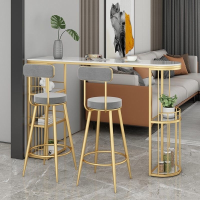 Rechteckiger Stehtisch mit gesinterter Steinplatte. Luxuri&ouml;ser, unregelm&auml;&szlig;ig geformter Pub-Tisch mit Metallsockel