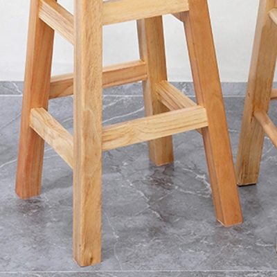 Industrieller armloser Tresen-Hocker aus massivem Holz, r&uuml;ckenfreier Caf&eacute;-Barhocker mit 4 Beinen