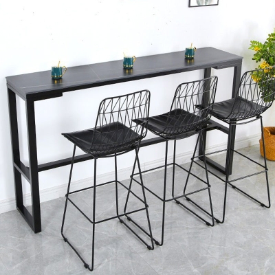 Bistrotisch im Industriestil mit Steinplatte und Metallsockel