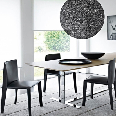 Moderner, einfacher Beistellstuhl aus Kunstleder ohne Armlehnen f&uuml;r das Schlafzimmer
