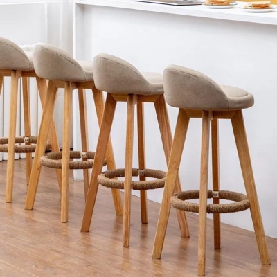 Skandinavischer Barhocker aus Holz mit niedriger R&uuml;ckenlehne und Stoffpolsterung in mattem Finish
