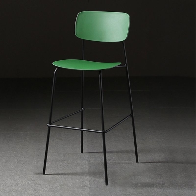 Moderner Barhocker aus Kunststoff mit quadratischem Sitz und Thekenbarhocker mit Metallbeinen