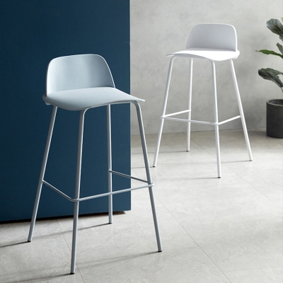 Kunststoffhocker, moderner Barhocker mit niedriger R&uuml;ckenlehne und Metallbeinen