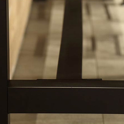 Industrieller Theken- und Barhocker mit niedriger R&uuml;ckenlehne in Schwarz und Braun f&uuml;r das Restaurant