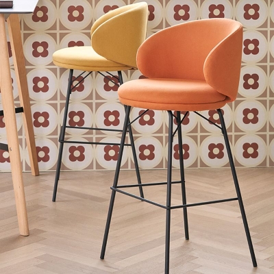 Gepolsterter Barhocker im modernen Stil mit niedriger R&uuml;ckenlehne f&uuml;r das Wohnzimmer