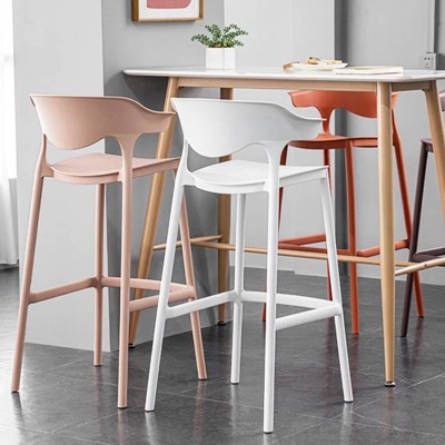 Industrieller stapelbarer Barhocker aus Kunststoff mit niedriger R&uuml;ckenlehne f&uuml;r das Esszimmer