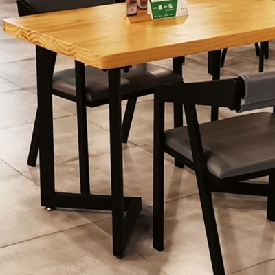 Hellbrauner, moderner Balkon-Bartisch aus Massivholz und Metall