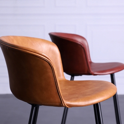 Moderner Barhocker mit Schalensitz und Metallbeinen f&uuml;r den Heimgebrauch