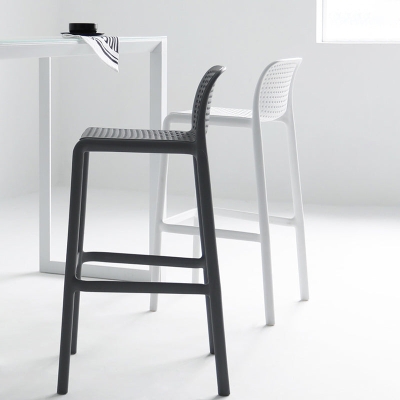 Moderner Barhocker mit Fu&szlig;st&uuml;tze aus Kunststoff und niedriger R&uuml;ckenlehne f&uuml;r Kaffeetheken und Barhocker