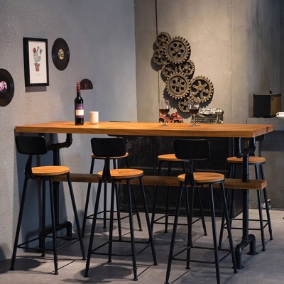 Brauner Bartisch im industriellen Stil aus massivem Holz f&uuml;r den Milchteeladen