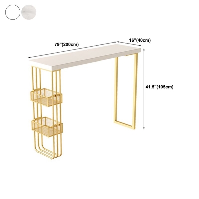 Bartisch mit wei&szlig;er Platte und Aufbewahrungsbasis. Glamour&ouml;ser Pub-Tisch mit goldenem Metallrahmen