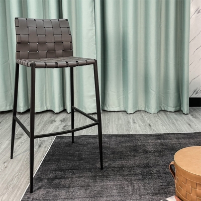 Moderner Barhocker mit R&uuml;ckenlehne aus Leder f&uuml;r das Wohnzimmer