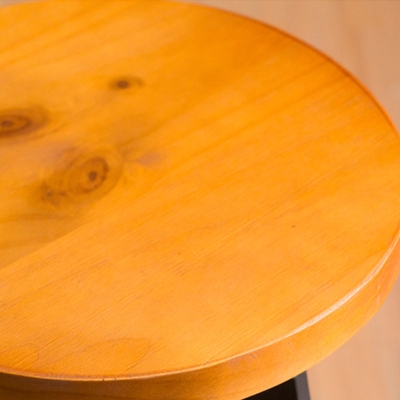 Industrieller, erh&ouml;hebarer, r&uuml;ckenfreier Thekenhocker, Barhocker aus Eisen mit Pedal f&uuml;r die Bar