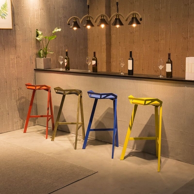 Moderner stapelbarer Thekenhocker mit R&uuml;ckenlehne, Caf&eacute;-Barhocker aus Eisen mit Kissen und Pedal