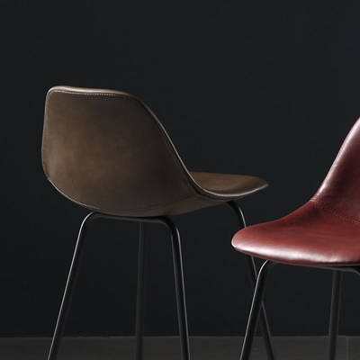 Esszimmerhocker aus Kunstleder. Zeitgen&ouml;ssische armlose Barhocker mit Metallgestell