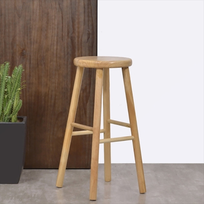 Industrieller Tresenhocker aus massivem Holz, armloser Barhocker mit Fu&szlig;st&uuml;tze