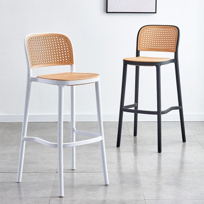 Skandinavischer Thekenhocker aus Kunststoff mit niedriger R&uuml;ckenlehne, Wohnm&ouml;bel aus Kunststoff in mattem Finish