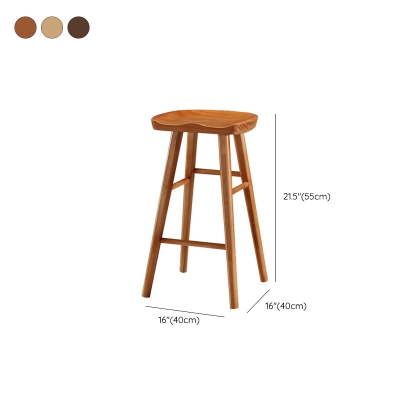 Moderner Barhocker aus massivem Holz mit r&uuml;ckenfreiem, konturiertem Sitz f&uuml;r das Restaurant
