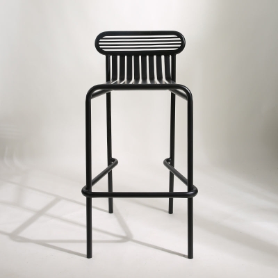 Industrielles quadratisches Bartisch-Set aus Eisen, 1/2-teiliger Thekentisch mit hohen Metallhockern