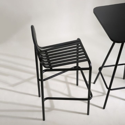 Industrielles quadratisches Bartisch-Set, 1/2-teiliger Thekentisch mit hohen Eisenhockern