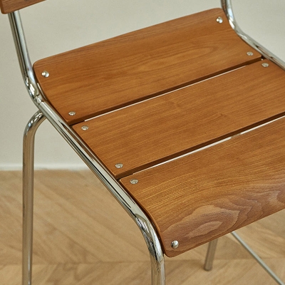 Moderner Thekenhocker aus Holz mit niedriger R&uuml;ckenlehne und Fu&szlig;st&uuml;tze