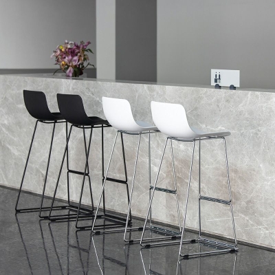 Zeitgen&ouml;ssische Esszimmerhocker aus Kunststoff, armlose Barhocker mit Metallgestell