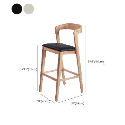 Zeitgen&ouml;ssischer Barhocker aus Holz mit niedriger R&uuml;ckenlehne und Fu&szlig;st&uuml;tze
