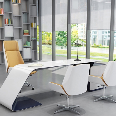 Moderner B&uuml;rostuhl mit Armlehnen, Kunstleder, mittlere R&uuml;ckenlehne und Rollen
