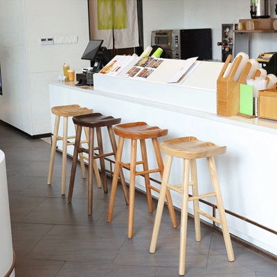 Moderner Barhocker aus massivem Holz mit r&uuml;ckenfreiem, konturiertem Sitz f&uuml;r das Restaurant