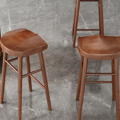 Moderner Barhocker aus massivem Holz, r&uuml;ckenfreier Thekenhocker f&uuml;r das Restaurant