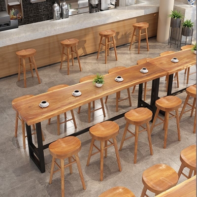 Moderner Pub-Tisch in Barh&ouml;he mit Massivholzplatte und schwarzem Sockel