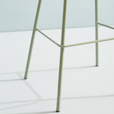 Esszimmerhocker mit niedriger R&uuml;ckenlehne, armlose Barhocker aus Kunststoff mit Fu&szlig;st&uuml;tze