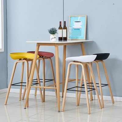 Skandinavischer Barhocker mit Massivholzbeinen, armloser Barhocker aus Kunststoff