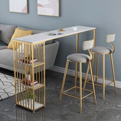 Zeitgen&ouml;ssischer Barhocker mit gepolsterter R&uuml;ckenlehne und goldfarbenen Metallbeinen