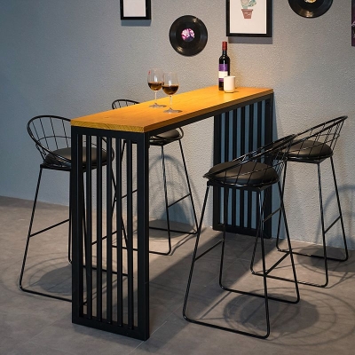Zeitgen&ouml;ssischer Thekenhocker aus Kunstleder in Barh&ouml;he mit Metallbeinen