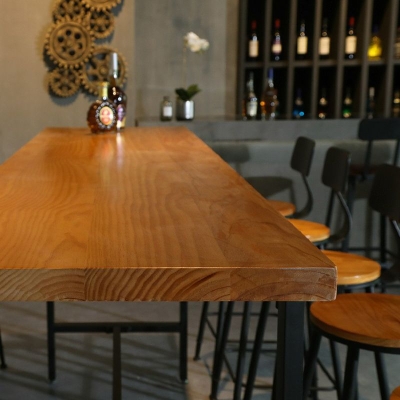 Hellbrauner Bartisch mit massiver Holzplatte, industrieller Kneipentisch mit Metallrahmen