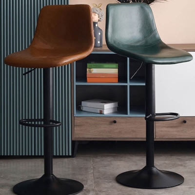 Moderner Thekenhocker mit verstellbarer R&uuml;ckenlehne, Lederkissen und Metallgestell