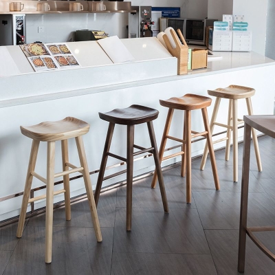 Thekenhocker im zeitgen&ouml;ssischen Stil, Barhocker aus massivem Kiefernholz mit Fu&szlig;st&uuml;tze