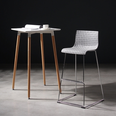 Esszimmerhocker aus Kunstleder. Zeitgen&ouml;ssische Barhocker mit schwarzem Metallgestell