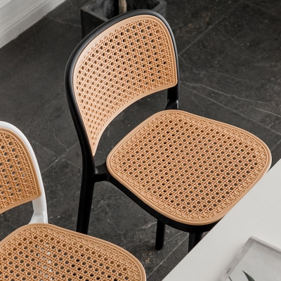 Barhocker mit nordischer R&uuml;ckenlehne und Metallgestell, armloser Barstuhl aus Kunststoff