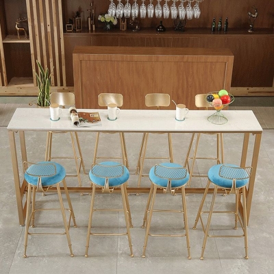 Moderner Bistro-Bartisch in Barh&ouml;he mit Kunstmarmorplatte und goldenem Sockel