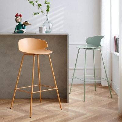 Barhocker aus Metall im nordischen Stil, Barhocker aus Kunststoff f&uuml;r den Innenbereich