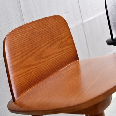 Moderner Barhocker aus Gummibaumholz mit niedriger R&uuml;ckenlehne und Thekenh&ouml;he