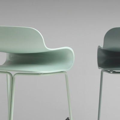 Zeitgen&ouml;ssischer Barhocker aus Kunststoff mit niedriger R&uuml;ckenlehne und Metallgestell f&uuml;r das Wohnzimmer