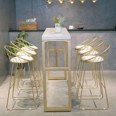 Moderner Bistrotisch in Barh&ouml;he mit Massivholzplatte und goldenem Sockel