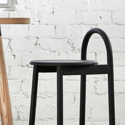 Bar- und Thekenst&uuml;hle aus mattem Holz, moderne Innenhocker mit Metallrahmen