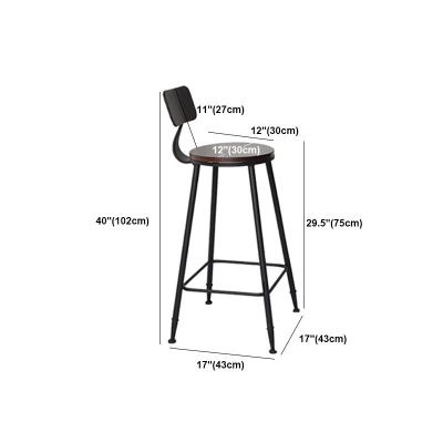 Industrieller, armloser Thekenhocker mit R&uuml;ckenlehne, Caf&eacute;-Barhocker aus Eisen mit Sitz und Pedal