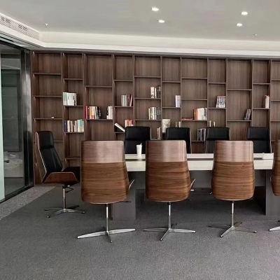 Zeitgen&ouml;ssischer, gepolsterter, armloser Schreibtischstuhl. H&ouml;henverstellbarer B&uuml;rostuhl