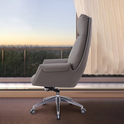 Moderner ergonomischer B&uuml;rostuhl mit verchromtem Metallgestell und hoher R&uuml;ckenlehne