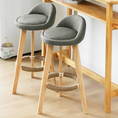 Moderner Barhocker mit Massivholzgestell und gepolsterter Fu&szlig;st&uuml;tze